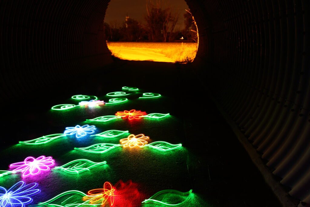 Lichtmalerei, Neonblumen im Tunel,
Langzeitbelichtung